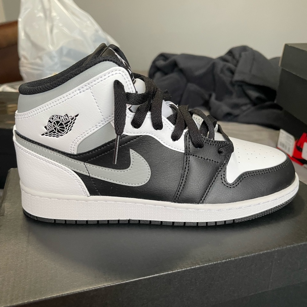 {SOLD}Air Jordan 1 mid